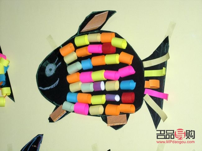 老师讲桌发礼物怎么画(老师讲桌发礼物怎么画好看)