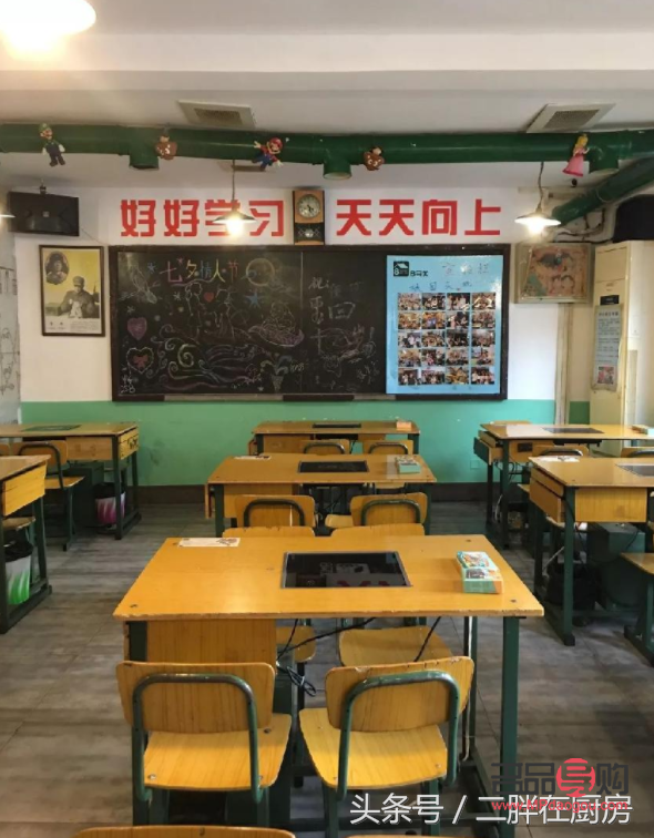 老师讲桌发礼物怎么画(老师讲桌发礼物怎么画好看)