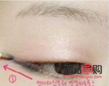 <h3>眼部化妆技巧：打造迷人眼妆，让你瞬间变女神</h3>