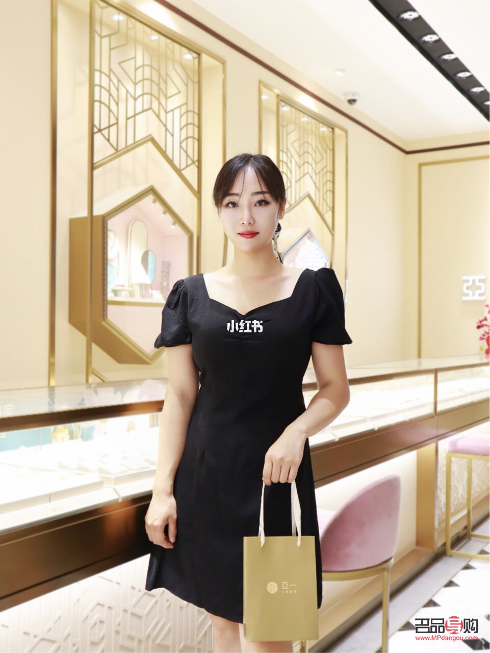 <h3>亚一金店官方客服：专业、贴心的珠宝顾问</h3>