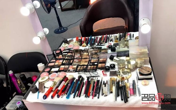 地摊彩妆怎么摆放(地摊彩妆怎么摆放图片)