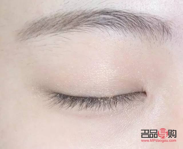 简单精致眼妆教程：轻松掌握化妆技巧