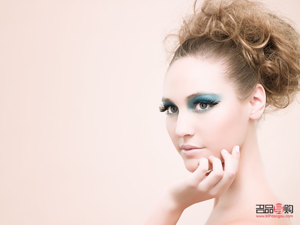 如何化彩妆不脱妆(如何化彩妆不脱妆女生)