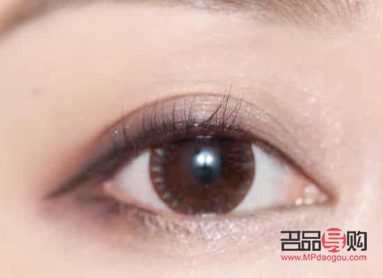 如何化彩妆不脱妆(如何化彩妆不脱妆女生)