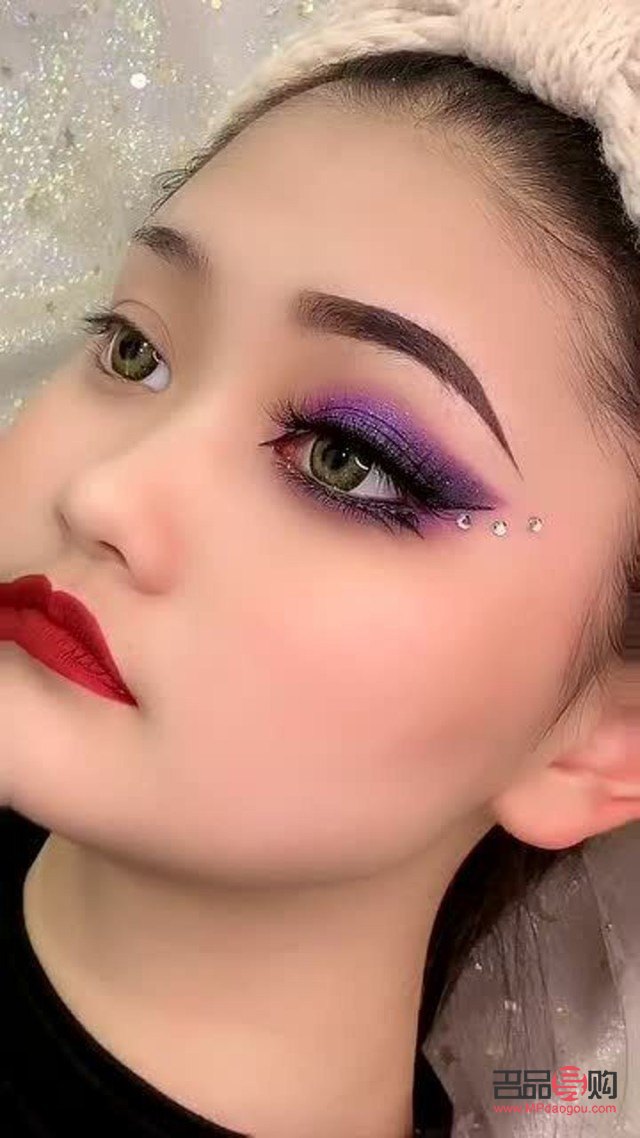 <h1>亮彩舞蹈妆怎么画</h1>