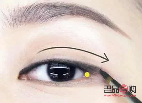 如何画眼线 初学者女生(如何画眼线 初学者女生简单)