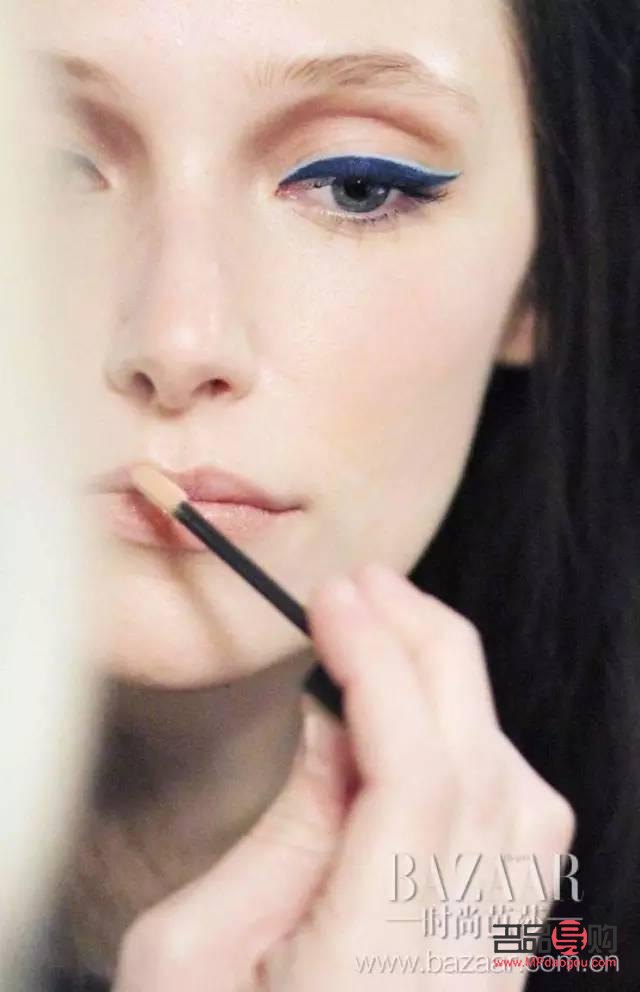 <h3>掌握眼妆步骤，打造迷人电眼</h3>