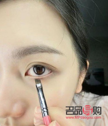 大眼精华是否需要搭配眼霜使用？