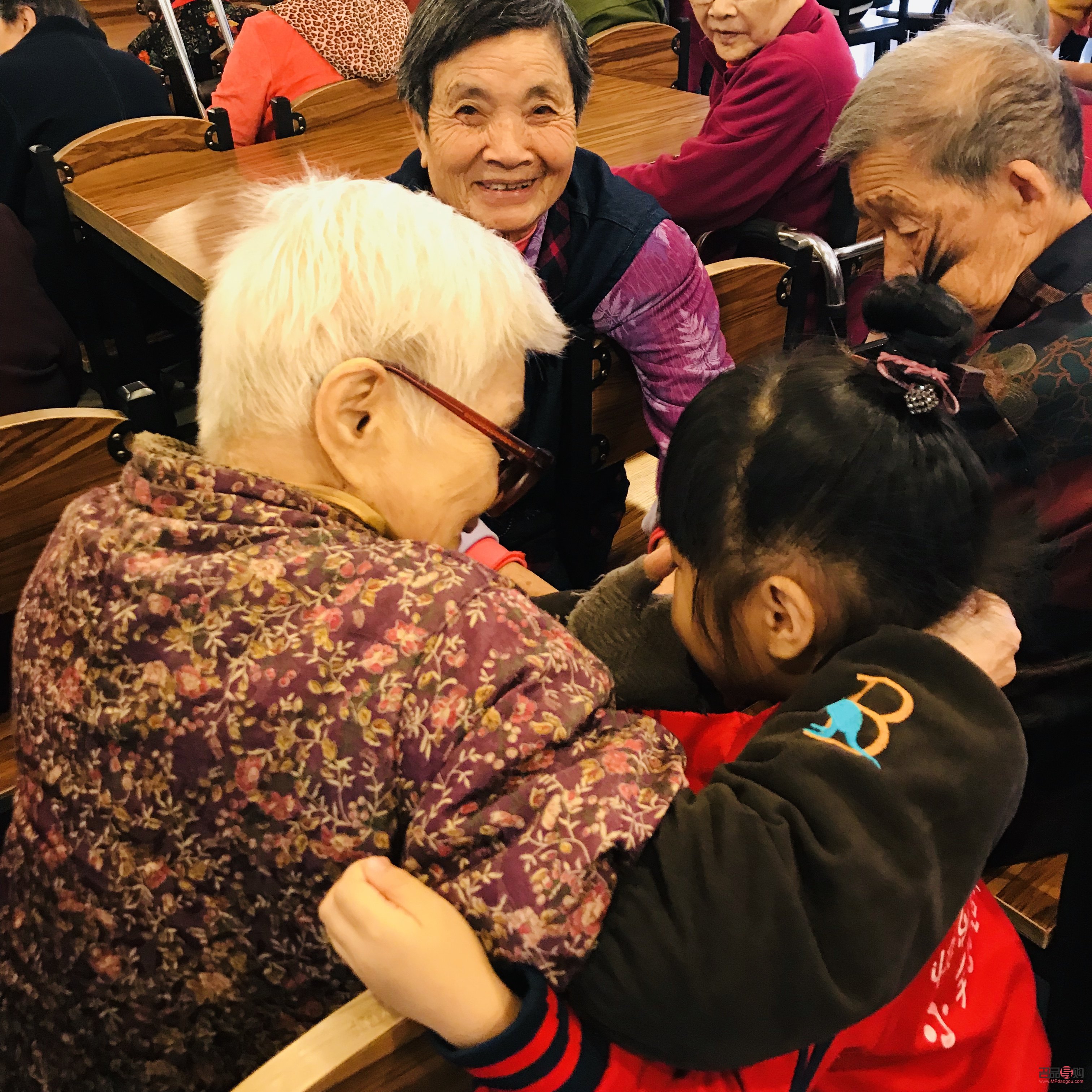 <h3>传承爱意，奶奶如何为孙子挑选礼物</h3>