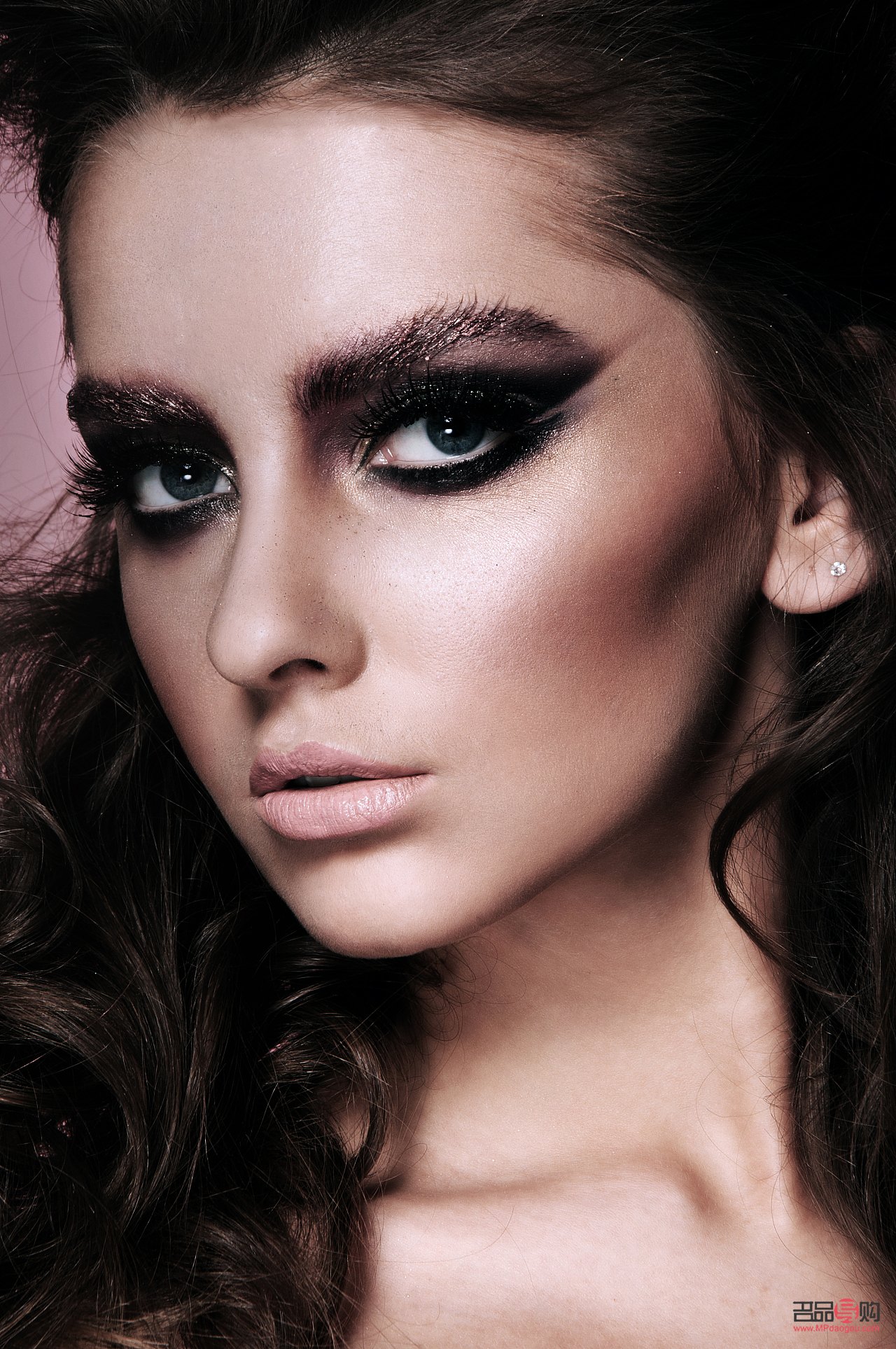 <h3>提升彩妆服务吸引力的秘诀与方法</h3>