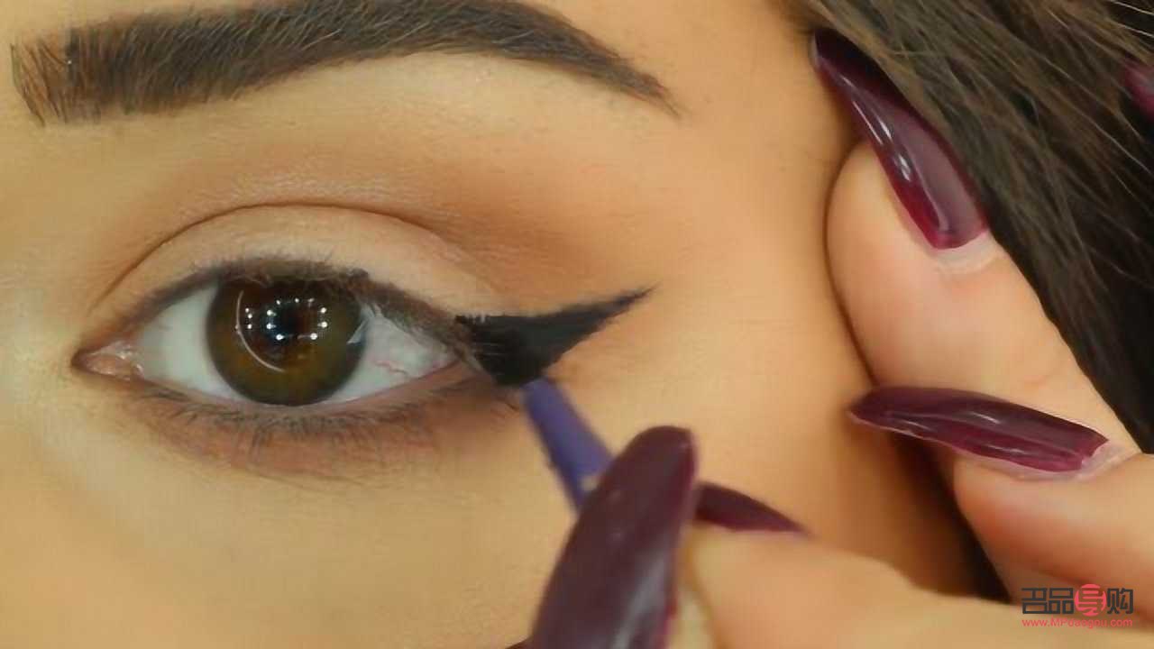 如何画彩妆眼线(如何画彩妆眼线好看)