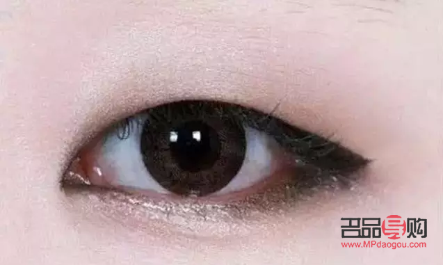 <h3>掌握技巧，画眼线不晕染</h3>