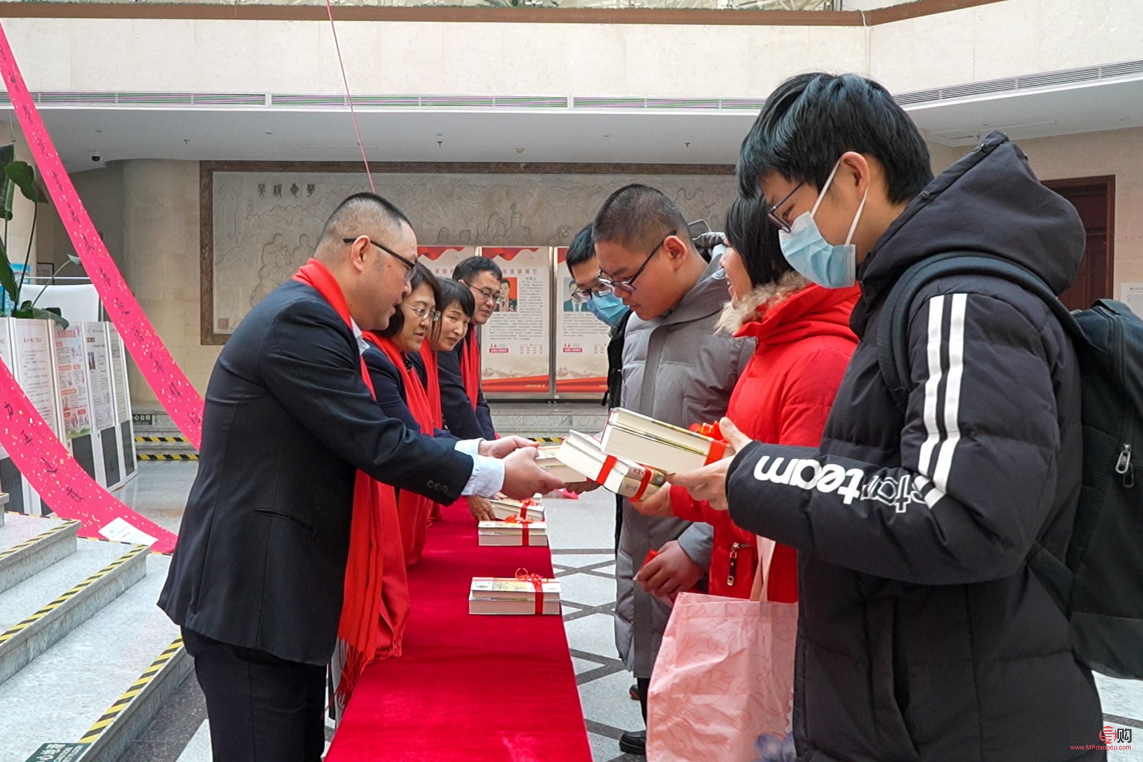 应该拿什么礼物(给领导拜年应该拿什么礼物)