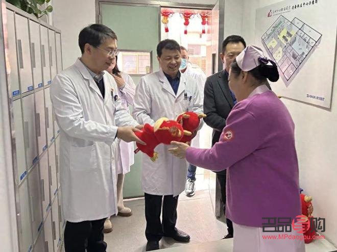 应该拿什么礼物(给领导拜年应该拿什么礼物)