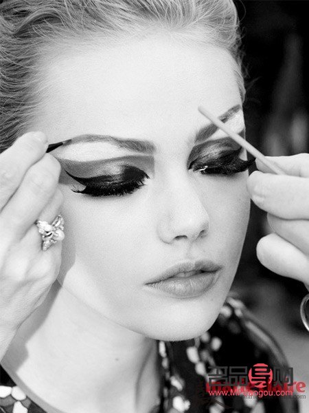 彩妆前如何完美打底