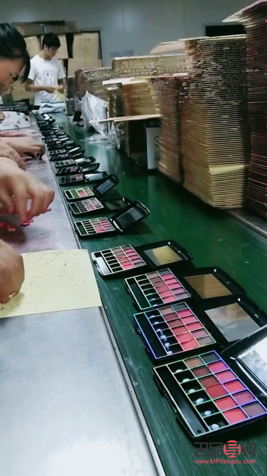 眼影彩妆的生产过程