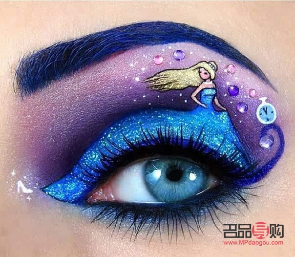 打造梦幻蓝色眼妆，让你的眼睛瞬间亮起来