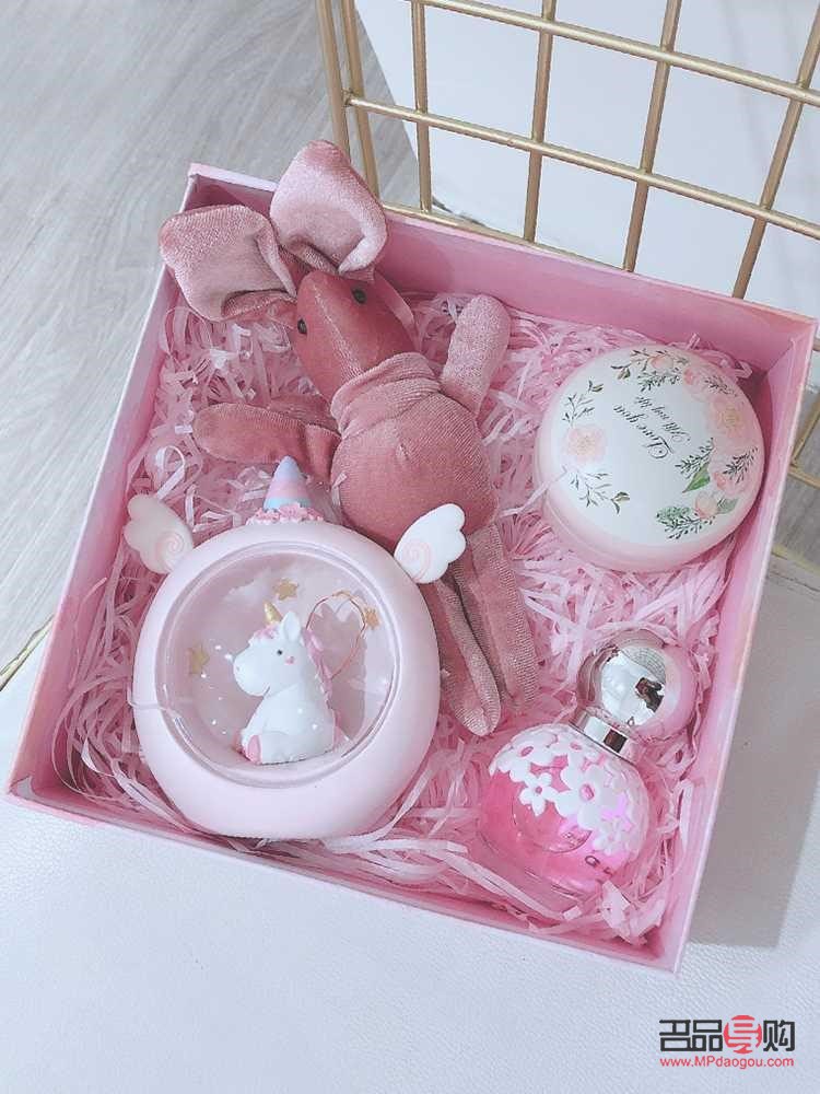 满月女宝宝送什么礼物(满月女宝宝送什么礼物合适)