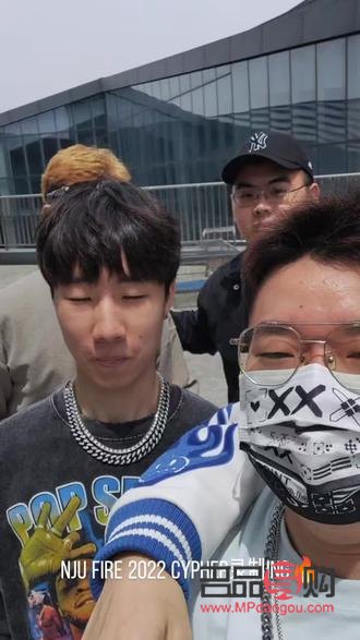 <h3>男童蓝色眼影舞台妆，展现别样魅力</h3>