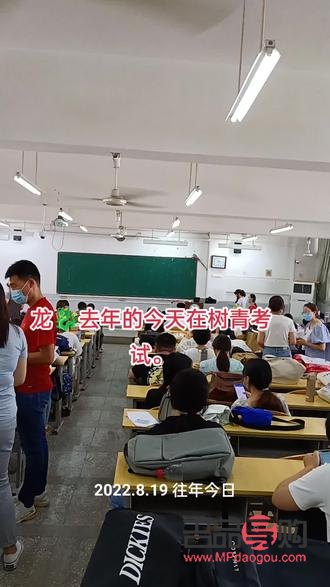 <h3>男童蓝色眼影舞台妆，展现别样魅力</h3>