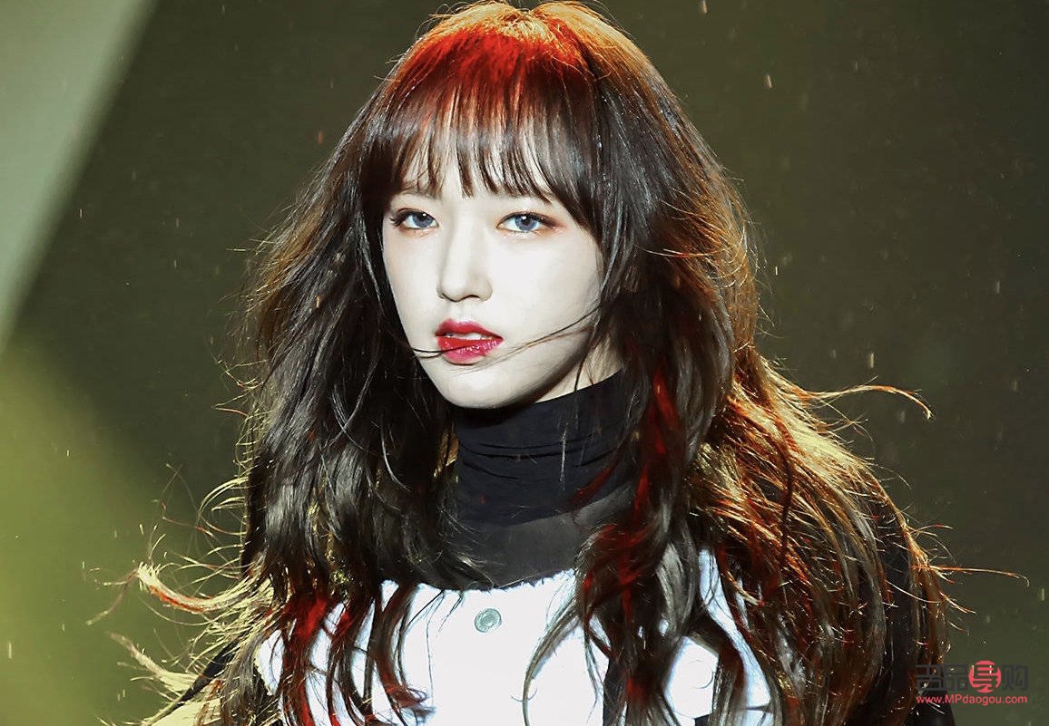 <h3>彩妆亮片怎么上脸——打造炫酷妆容的秘诀</h3>