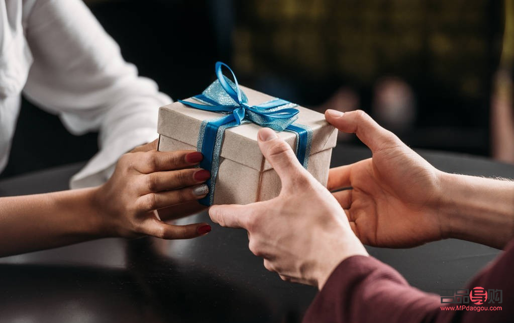 去朋友里带什么礼物(去朋友里带什么礼物好)