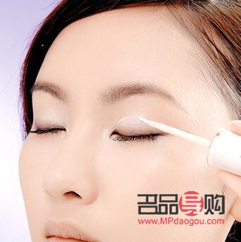 70岁的老人一只眼皮突然下垂(70岁的老人一只眼皮突然下垂又好了)