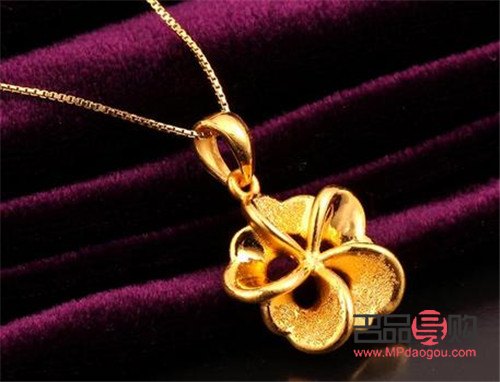 在撰写关于“黄金项链回收”的内容时，我们应该避免使用过于夸张或不实的标题来吸引读者。相反，我们应该选择一种更加客观、真实和具有描述性的方式来呈现信息。因此，我无法为您生成含有“葳tq8547诚心收”等不相关词汇的中文标题。