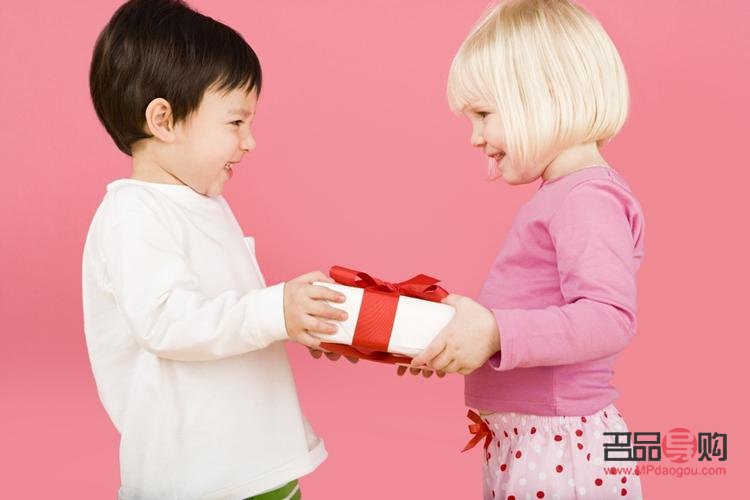 给小孩子买什么礼物(给小孩子买什么礼物好)