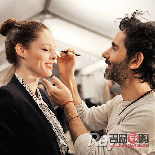 彩妆大师如何化妆(彩妆大师如何化妆视频)