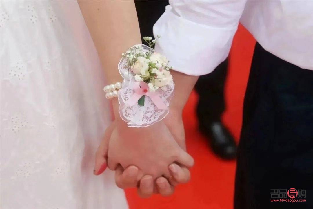 <h3>爱人出阁，选何礼物表深情？</h3>