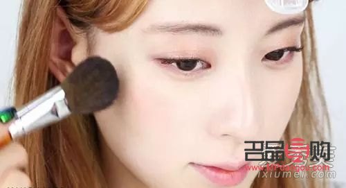 怎么用彩妆画画(怎么用彩妆画画好看)