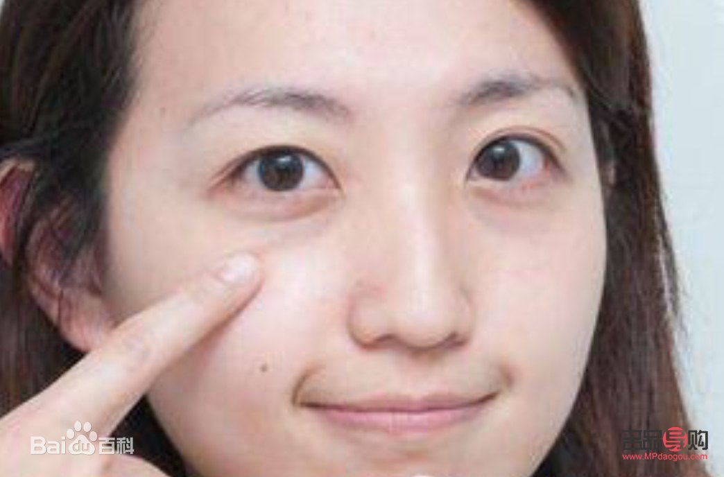 <h3>泪沟化妆技巧：如何巧妙遮住眼袋</h3>