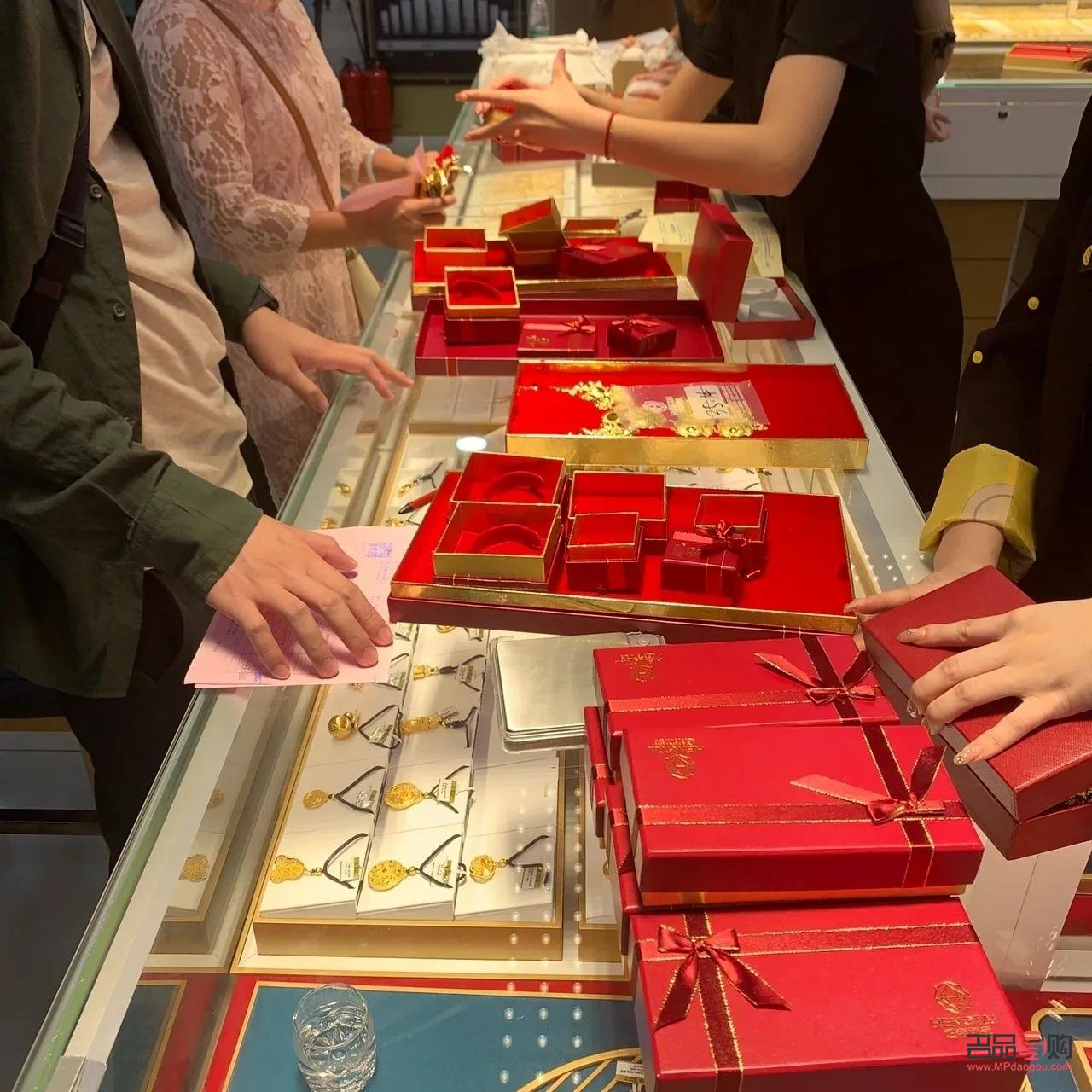 <h3>出售黄金:选择银行还是金店更为划算?</h3> <h3>出售黄金:选择银行还是金店更为划算?</h3>