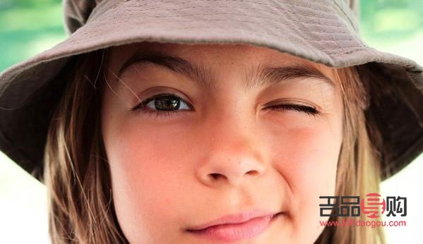 上眼皮掉下来是怎么回事(上眼皮掉下来是怎么回事儿)