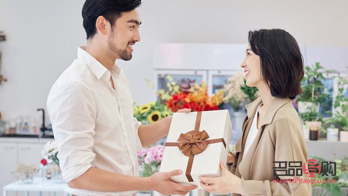 新婚男子送礼物送什么(新婚男子送礼物送什么好)