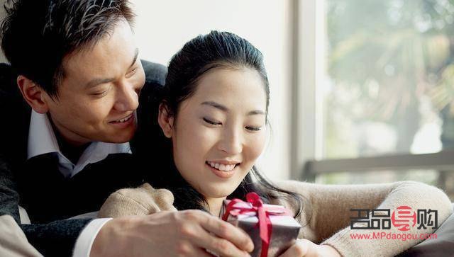 老婆回家，选什么礼物最能温暖她的心？
