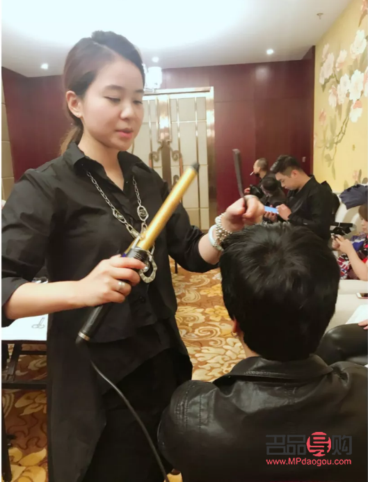 美容师事迹怎么写(美容师事迹怎么写简短)