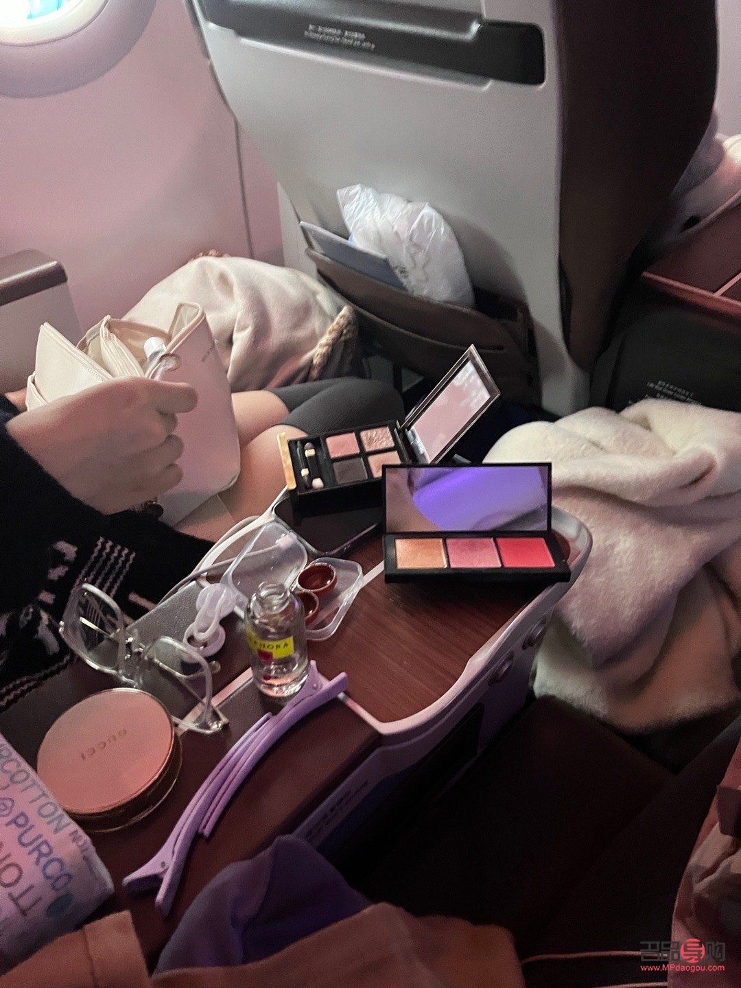 <h3>飞机旅行时如何妥善携带彩妆</h3>