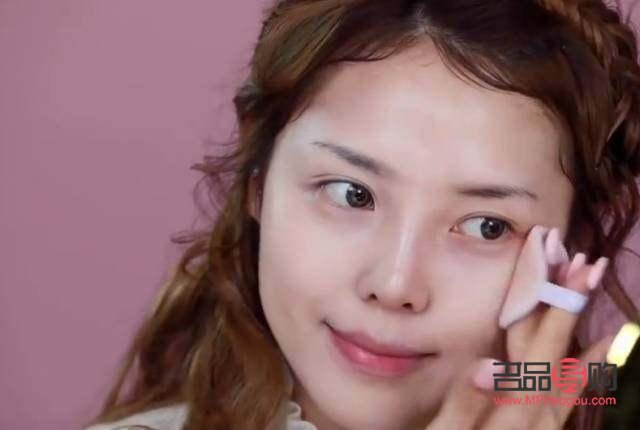 <h3>彩妆上妆全攻略：打造完美妆容的步骤与技巧</h3>