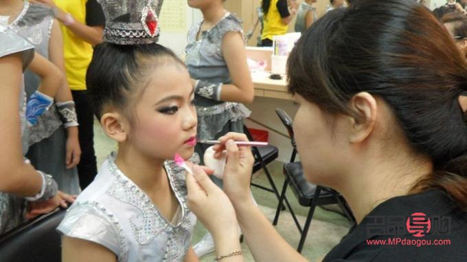 小朋友彩妆怎么化(小朋友彩妆怎么化妆好看)