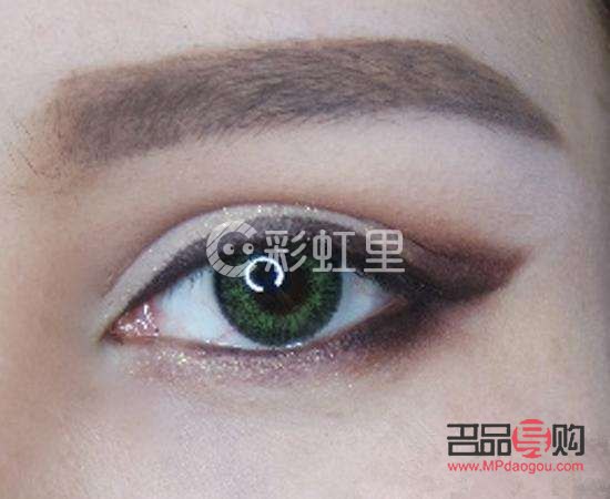 <h3>男士眼妆教程:打造深邃魅力的眼神</h3> <h3>男士眼妆教程:打造深邃魅力的眼神</h3>