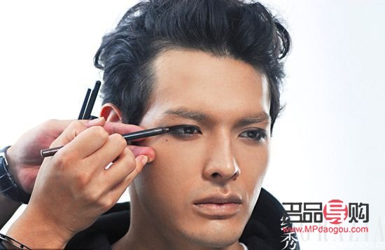 <h3>男士眼妆教程:打造深邃魅力的眼神</h3> <h3>男士眼妆教程:打造深邃魅力的眼神</h3>