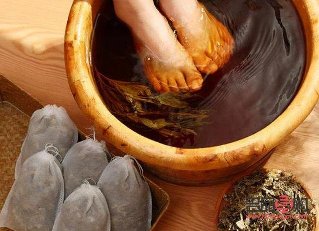 艾叶泡脚美容吗(艾叶泡脚可以美容养颜吗)