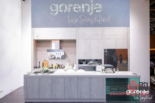 双眼皮吊顶：家居美学的新宠