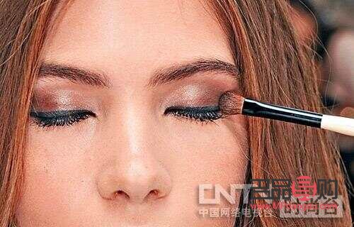 <h1>眼部化妆:眼线、眼影与睫毛的完美组合艺术</h1> <h1>眼部化妆:眼线、眼影与睫毛的完美组合艺术</h1>