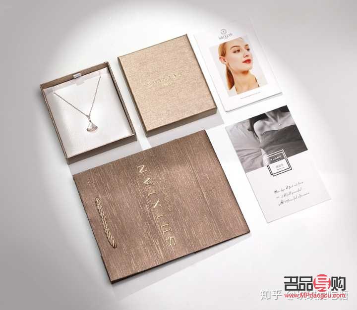 <h3>男生给女生寄什么礼物？一份细致入微的礼物指南</h3>