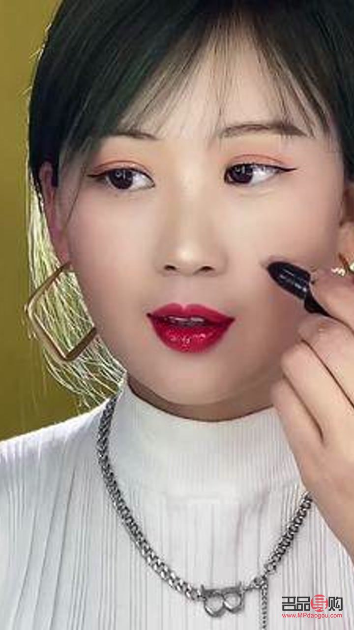 彩妆化完怎么定妆(彩妆化完怎么定妆好看)