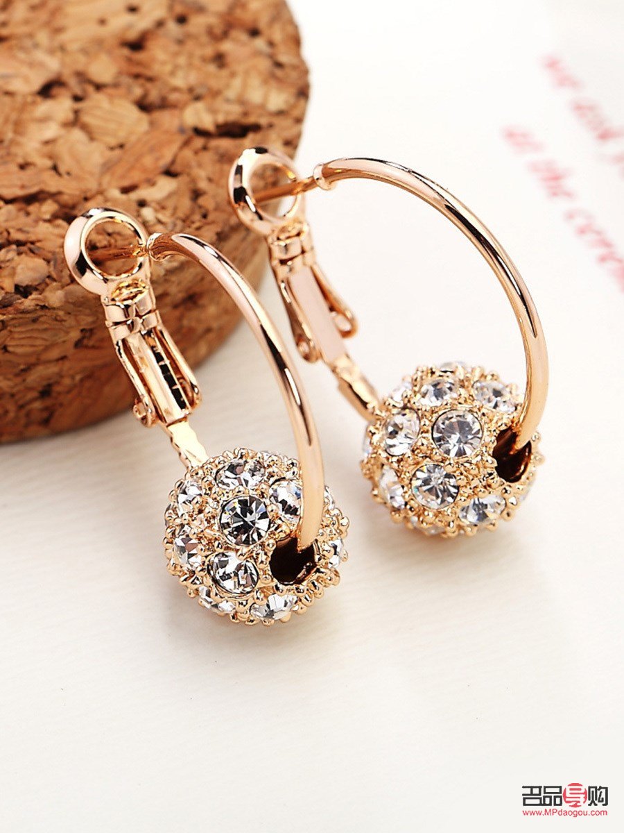 女王节礼物耳环是什么(女王节礼物耳环是什么颜色的)