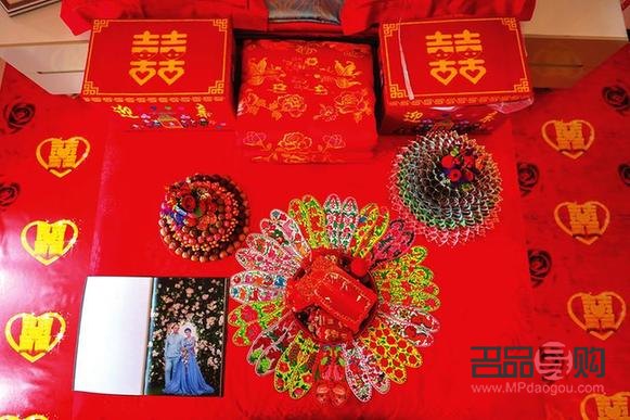 <h3>农村结婚礼物盒的摆放传统与讲究</h3>